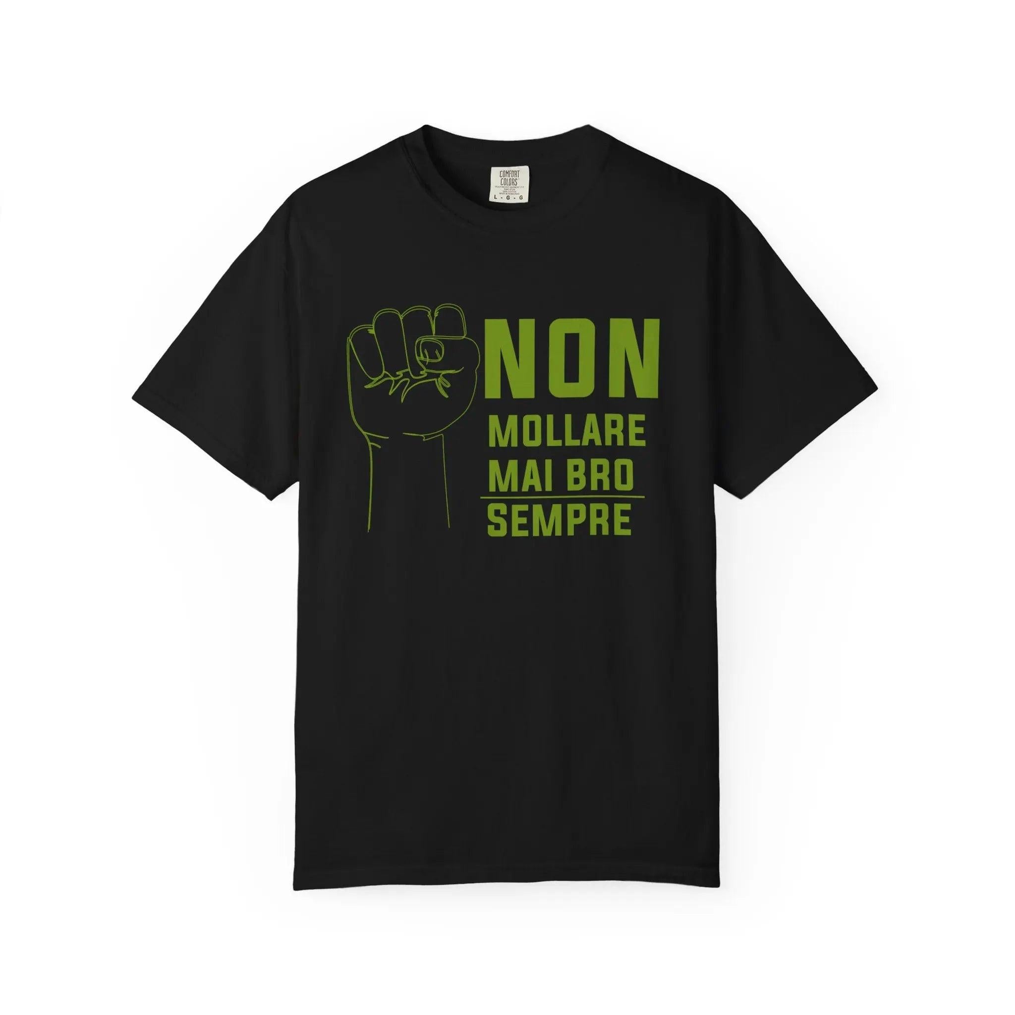 T-Shirt Motivazionale “Non Mollare Mai Bro Sempre” – Maglietta in Cotone Pesante con Grafica Pugno Printify