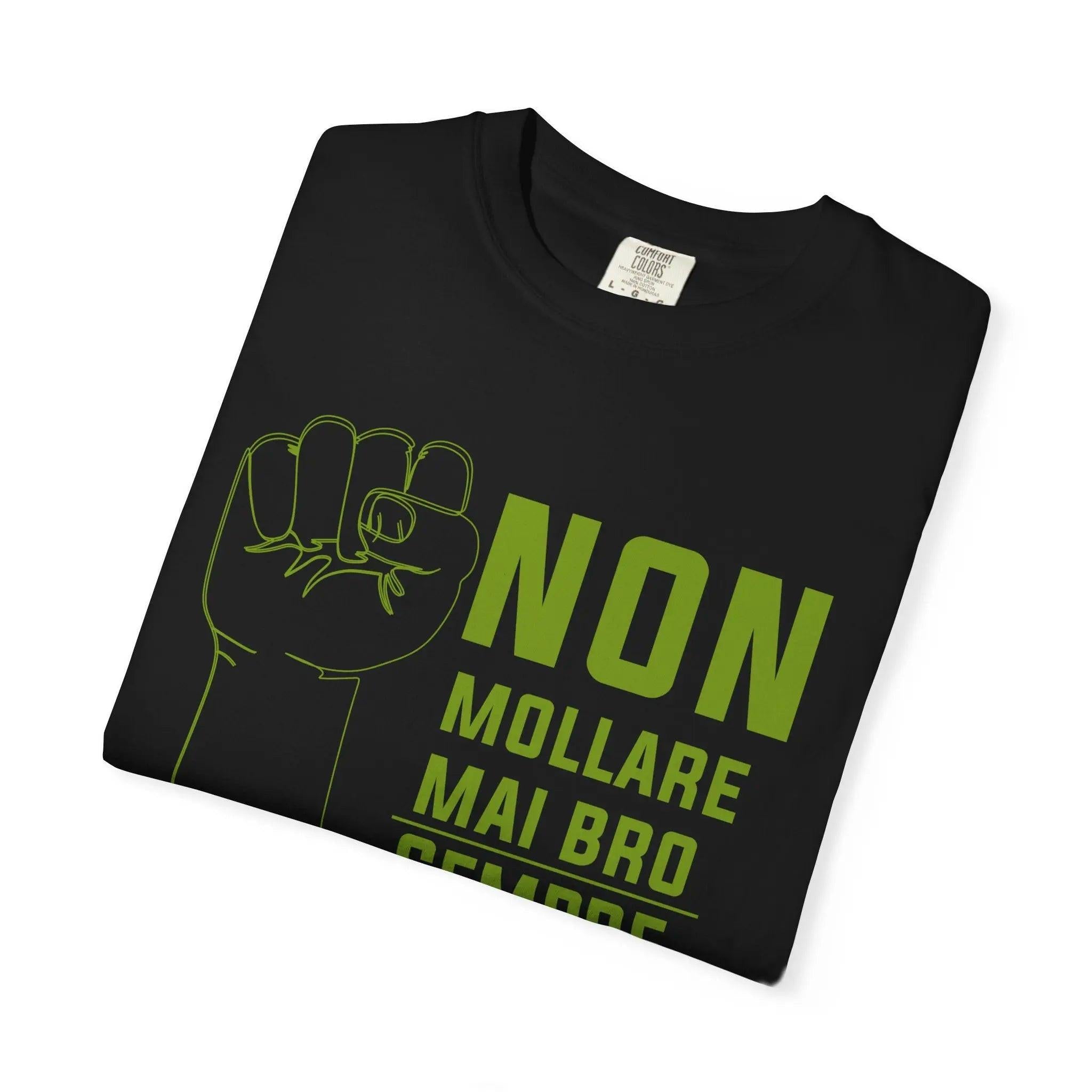 T-Shirt Motivazionale “Non Mollare Mai Bro Sempre” – Maglietta in Cotone Pesante con Grafica Pugno Printify
