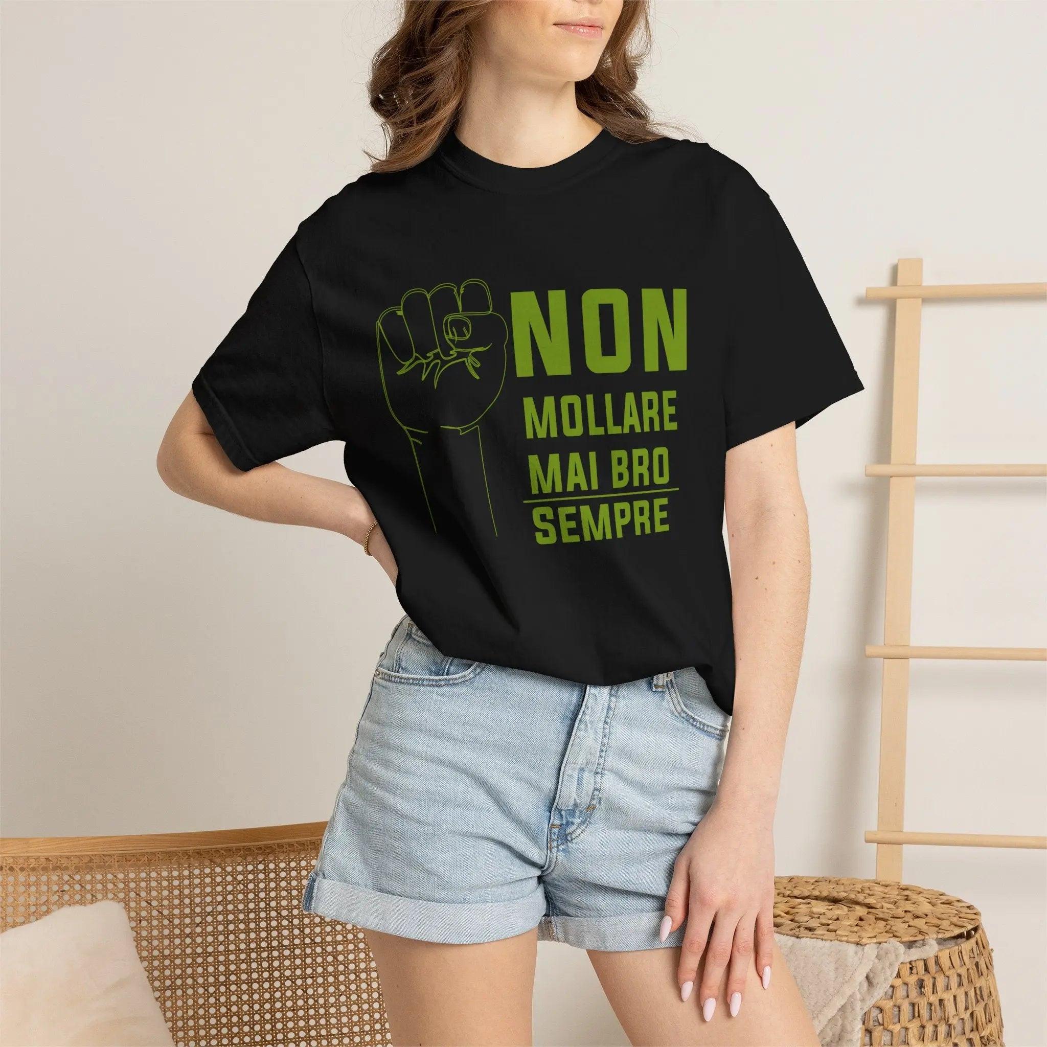 T-Shirt Motivazionale “Non Mollare Mai Bro Sempre” – Maglietta in Cotone Pesante con Grafica Pugno Printify