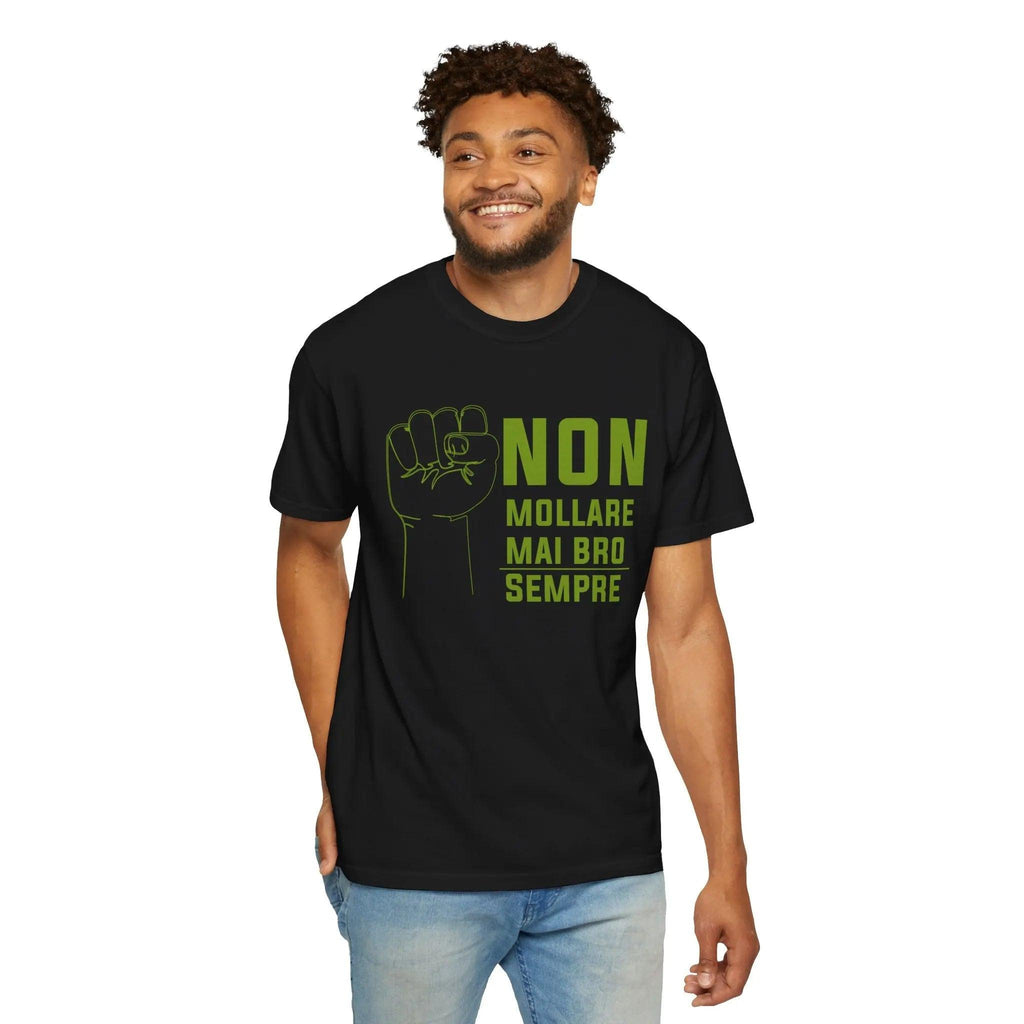 T-Shirt Motivazionale “Non Mollare Mai Bro Sempre” – Maglietta in Cotone Pesante con Grafica Pugno Printify